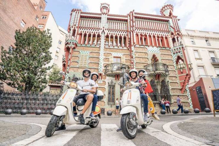 Barcelona Gaudí Guided Tour: Walking Tour & Vespa Tour 5h - Itinerary