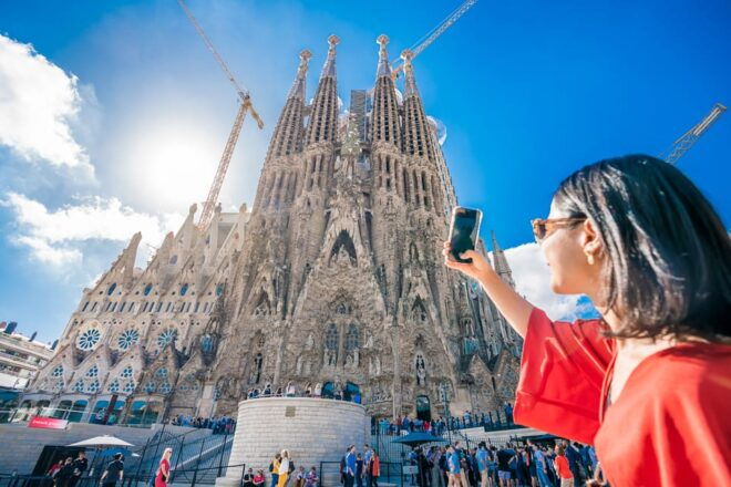 Barcelona Gaudí Guided Tour: Walking Tour & Vespa Tour 5h - Walking Tour