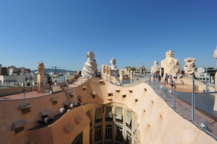Barcelona: Gaudí Houses & Sagrada Familia Tour - Tour Features