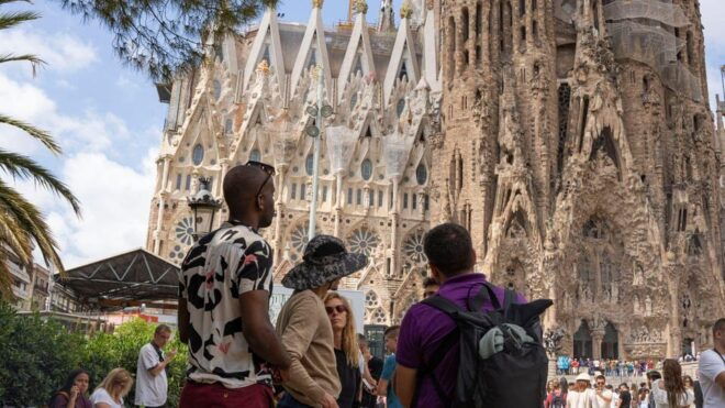 Barcelona: Gaudí Masterpieces & Hidden Gems E-Bike Tour - Sightseeing Duration at Locations