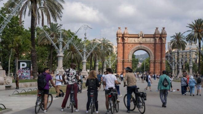 Barcelona: Gaudí Masterpieces & Hidden Gems E-Bike Tour - Learning About Local History