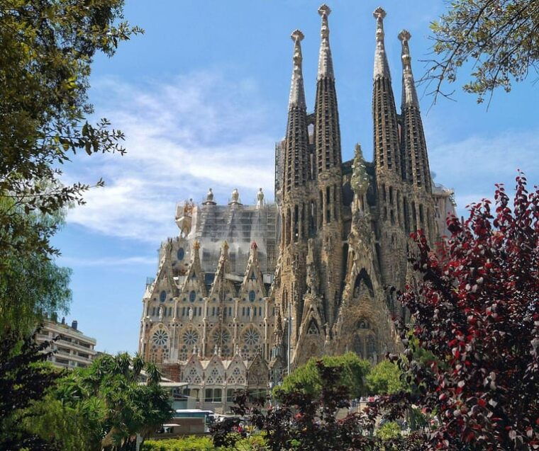 Barcelona: Gaudí's Masterpieces and Modernism Private Tour - Starting Location and Gathering Point