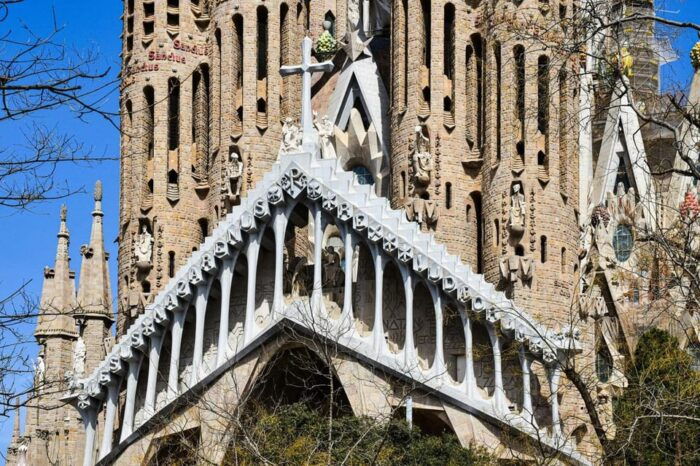 Barcelona: Gaudí's Masterpieces and Modernism Private Tour - Exploring Gaudís Masterpieces