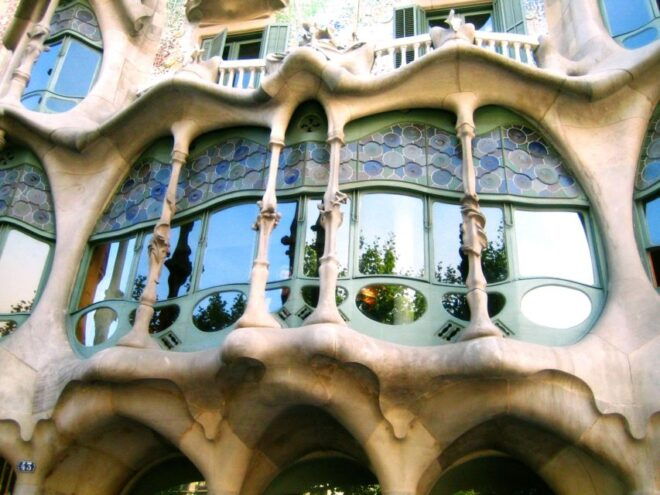 Barcelona: Gaudís Park Güell and Casa Batlló Private Tour - Experience Description