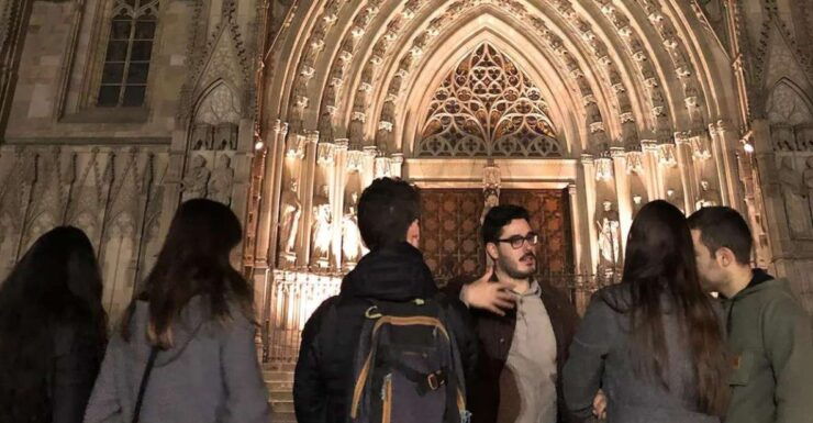 Barcelona: Gothic Quarter By Night Guided Walking Tour - Good To Know