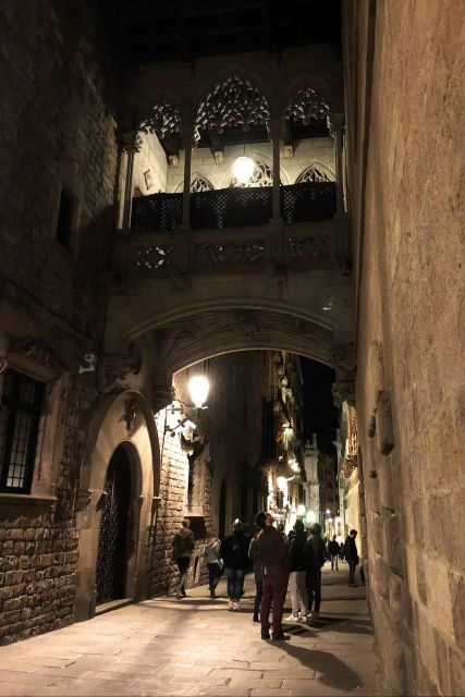 Barcelona: Gothic Quarter By Night Guided Walking Tour - Tour Experience