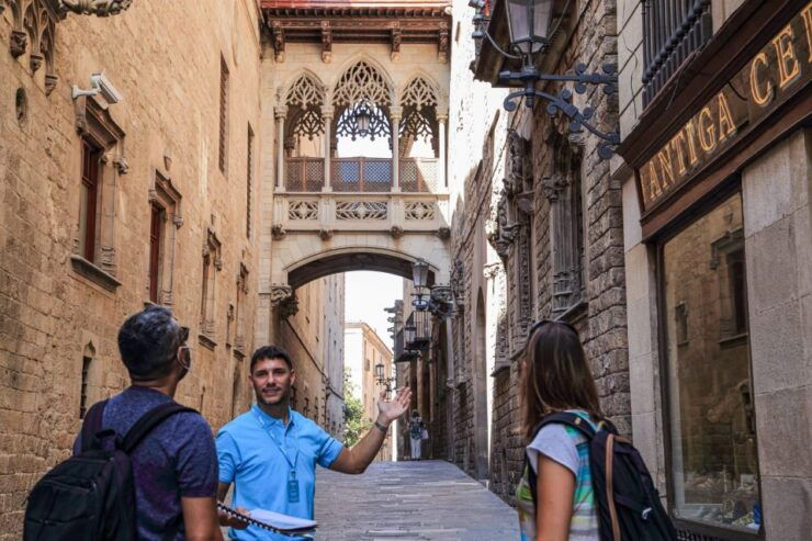 Barcelona: Gothic Quarter Guided Tour With Flamenco & Tapas - Guided Tour Through Gothic Quarter