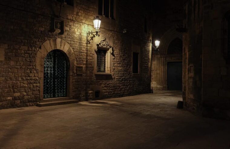Barcelona: Gothic Quarter Night Walk Mysteries and Legends - Navigating the Labyrinth of Cobblestone Streets