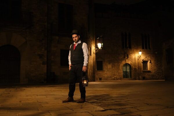 Barcelona: Gothic Quarter Night Walk With Storyteller - Explore the Gothic Quarter