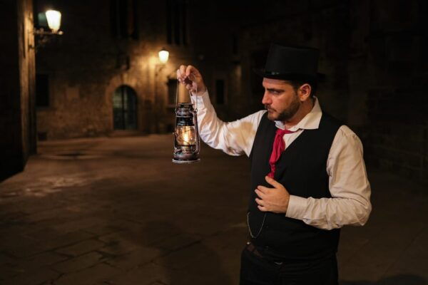 Barcelona: Gothic Quarter Night Walk With Storyteller - Uncover Hidden Mysteries