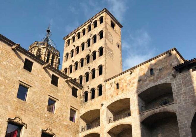 Barcelona, Gothic Quarter: Sights & Highlights Walking Tour - Solving Puzzles