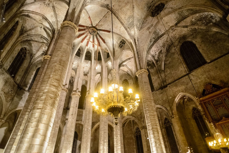 Barcelona Gothic Quarter Tour with Tapas, Wine and Flamenco Show - Two tasting stops in El Born