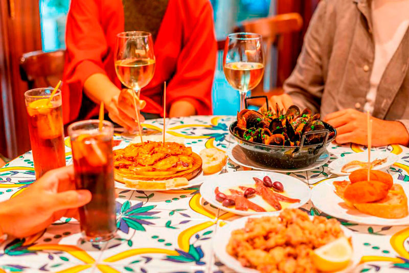 Barcelona Gothic Quarter Tour with Tapas, Wine and Flamenco Show - Who should book this evening?