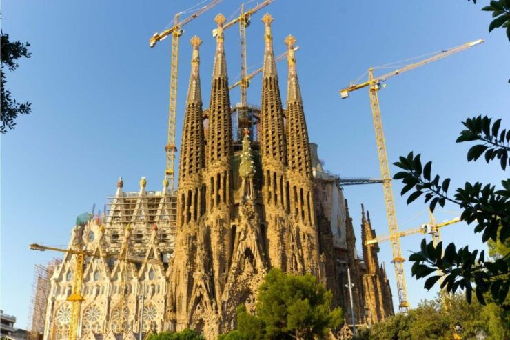 Barcelona: Guided Sagrada Familia Tour & Skip-The-Line Entry - Group Size and Features