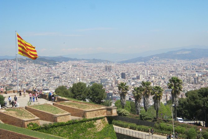 Barcelona Highlights: Gothic Quarter, Coastline and Montjuic Mountain - Exploring the Gothic Quarter