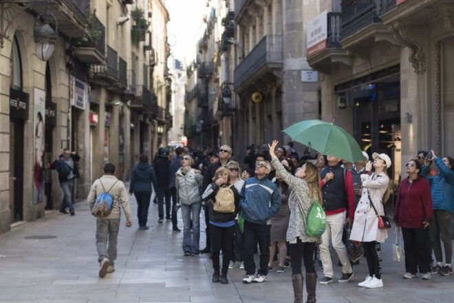 Barcelona: Highlights Guided Tour and Optional Paella Class - Important Reminders and Restrictions