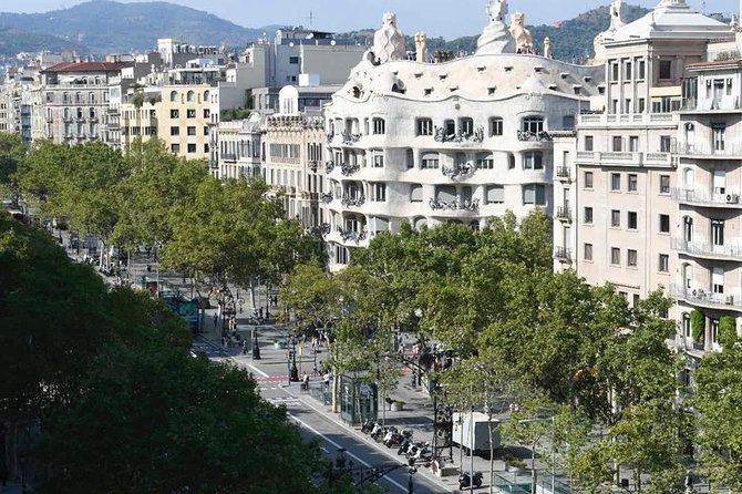 Barcelona Highlights Tour Privado - Vibrant Markets and Stunning Beaches
