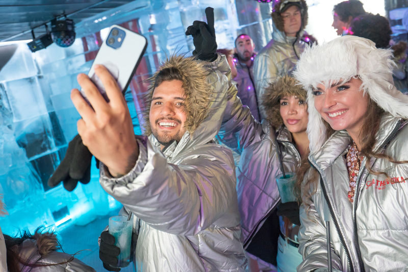 Barcelona Icebar Ticket + 1 Drink - The cold room and its ice art