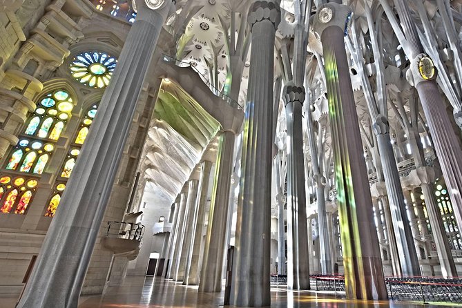 Barcelona in One Day: Sagrada Familia, Park Guell & Old Town With Hotel Pick-Up - Explore the Gothic Quarter and Modernist Treasures