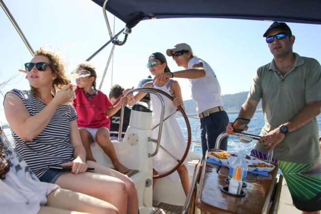 Barcelona: Light Brunch Sailing Experience With Drinks - Reservation