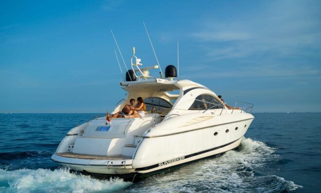 Barcelona: Luxury Yacht With Drinks and Snacks - Yacht and Amenities