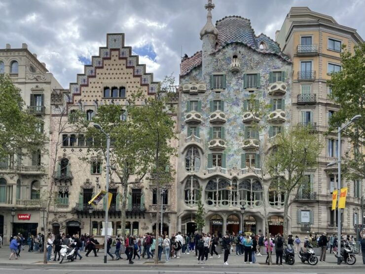 Barcelona: Modernism and Gaudi Works Walking Tour - Itinerary Highlights