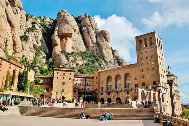 Barcelona: Monserrat, Castle and Salt Private Tour - Discovering the Salt Mountain Cultural Park