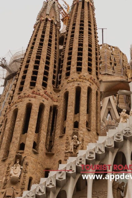 Barcelona: Montjuïc Sagrada Familia & Gothic Quarter 3 Hours - Gothic Quarter Exploration