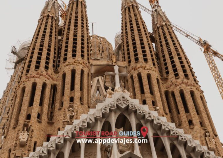 Barcelona: Montjuïc, Sagrada Familia & Gothic Quarter Tour - Tour Features