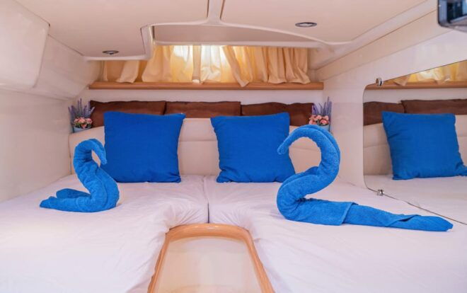 Barcelona: Night on a Private Yatch With Romantic Dinner - Dining Experience