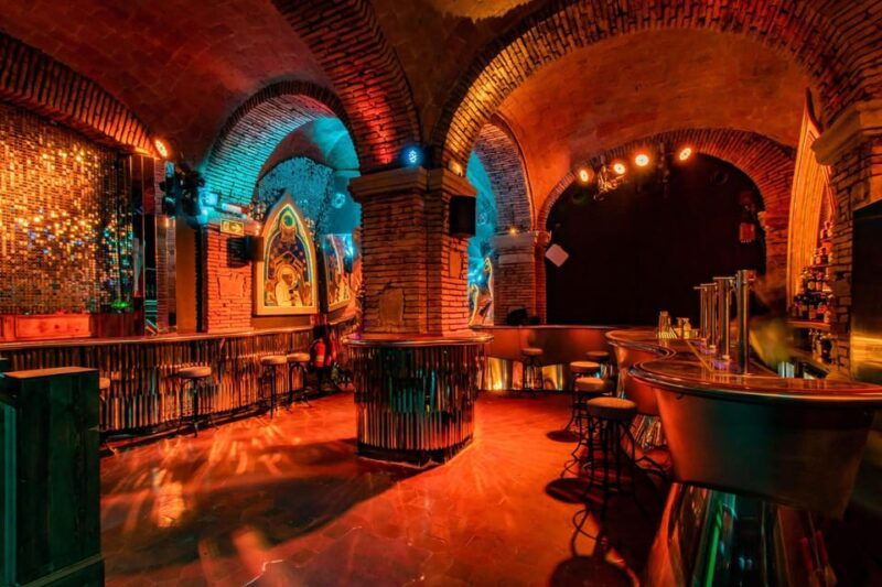 Barcelona Nightlife Secrets: Guided Tour - Sampling Traditional Spanish Drinks