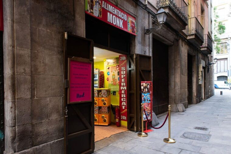 Barcelona Nightlife Secrets: Guided Tour - Exploring the Gothic Quarter and El Born