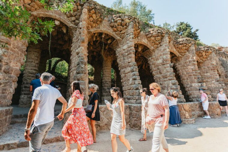 Barcelona: Park Güell Guided Tour & Priority Access - Mosaics and Naturalistic Styles
