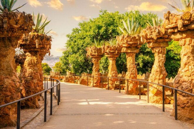 Barcelona: Park Güell Guided Tour With Fast-Track Ticket - Meeting Point and Important Information