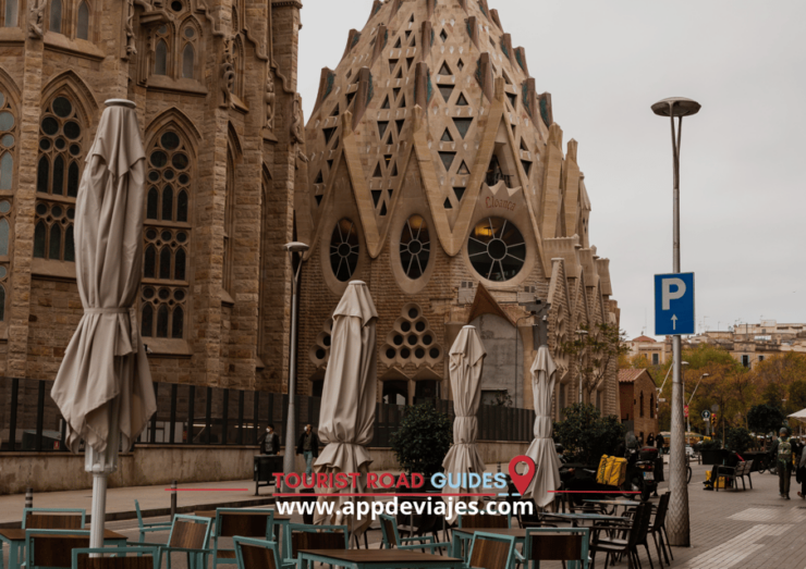 Barcelona: Park Guell Sagrada Familia & Tapas Tour Private - Itinerary Highlights