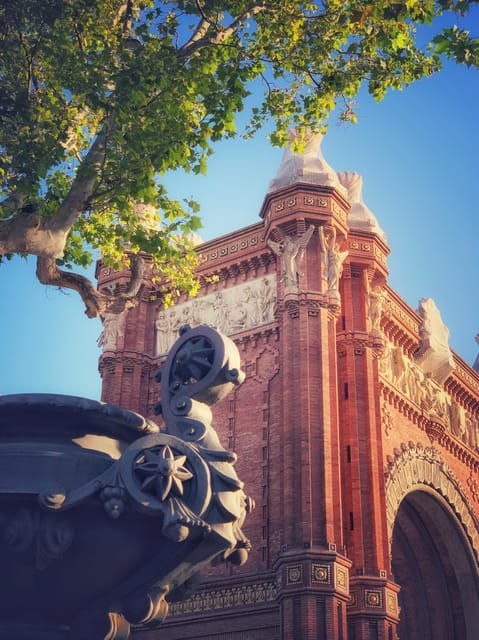 Barcelona: Phone Photography Tips & Tricks - Park & Old Town - Capturing Remarkable Cityscapes