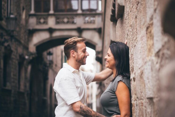 Barcelona: Photo Shoot Tour in El Gothico - Tour Duration and Language Options