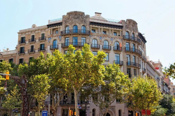 Barcelona: Private Architecture Tour With a Local Expert - Tour Duration and Language Options