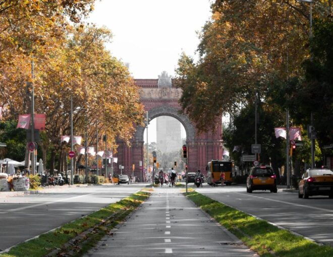 Barcelona: Private City Center Bike Tour - Inclusions