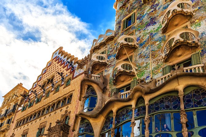 Barcelona Private City Tour (Top Attractions Pick-up) - Engaging Commentary
