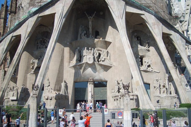 Barcelona: Private Evening Tour of Sagrada Familia With Expert Guide - The Sum Up