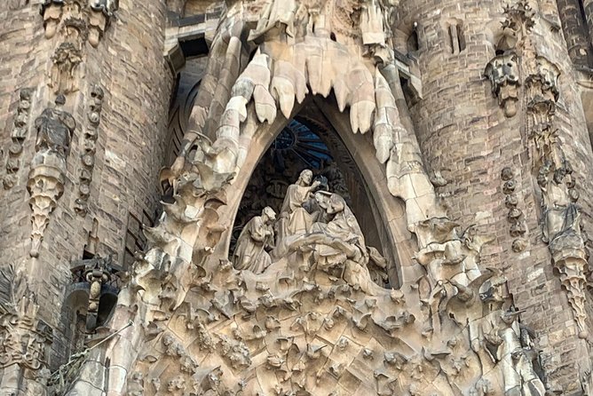 Barcelona Private Guided Walking Tour to Old Town, Lunch and Sagrada Familia - Tour Highlights