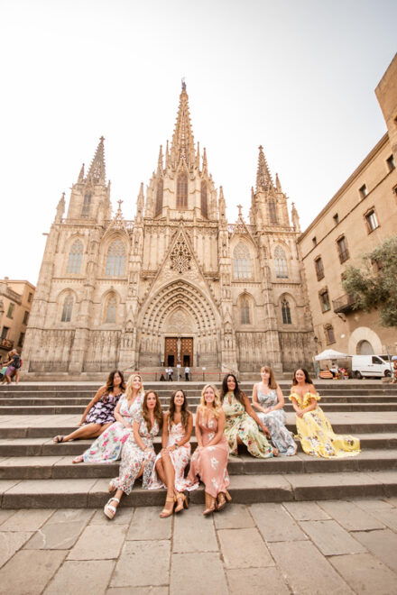 Barcelona: Private Photoshoot at Cathedral & Kiss Wall - Accessibility and Group Information