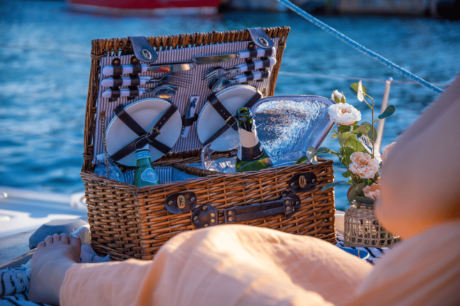 Barcelona: Private Romantic Sailing Tour With Drinks - Inclusions and Amenities