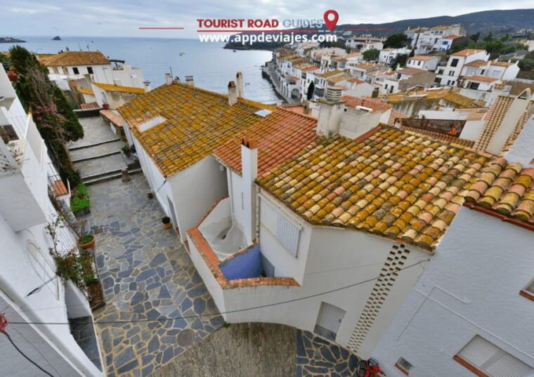 Barcelona: Private Tour Dalí, Boat & Cadaqués - Trinitat Castle in Roses