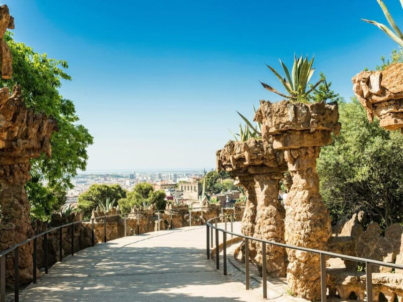 Barcelona: Private Tour Park Güell, Sagrada Familia & Tapas - Key Points