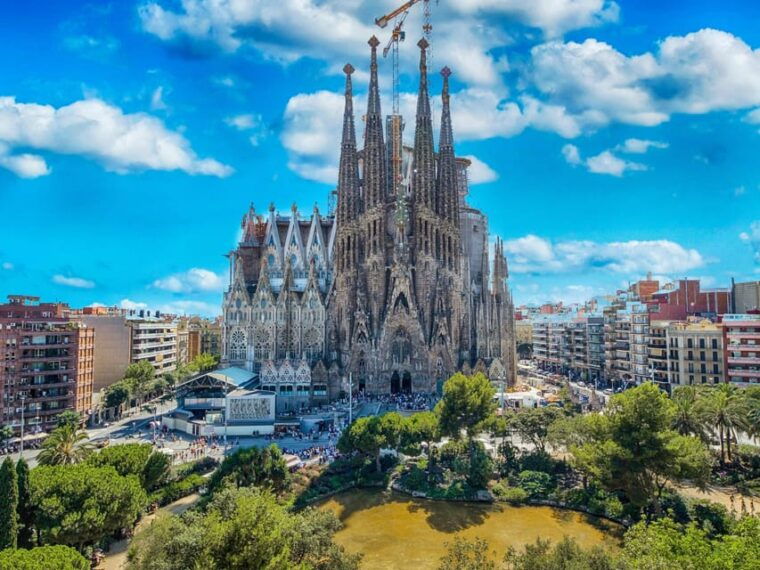 Barcelona: Private Tour Park Güell, Sagrada Familia & Tapas - Discovering the Sagrada Familia
