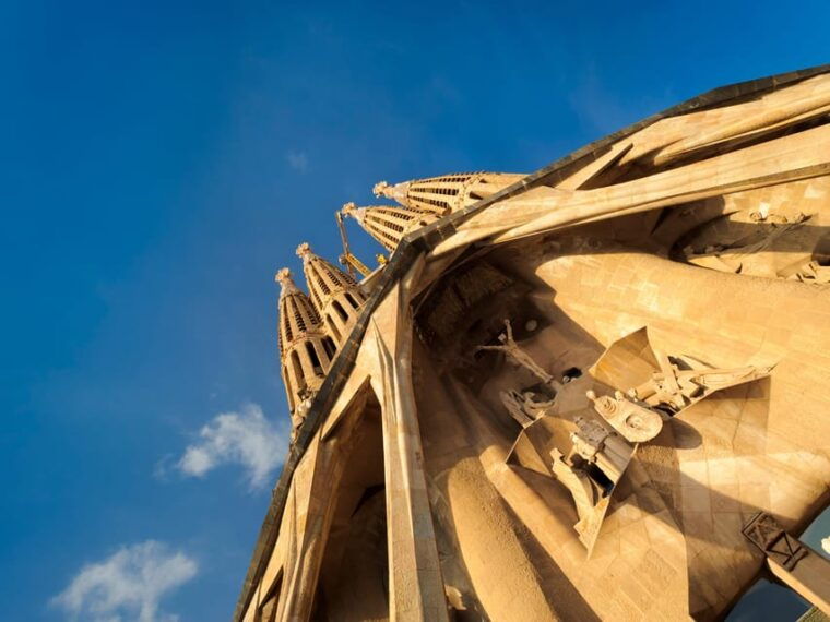 Barcelona: Private Tour Park Güell, Sagrada Familia & Tapas - Savoring the Gracia Neighborhood