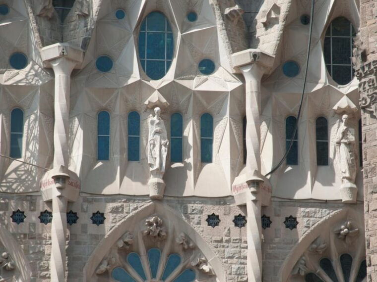 Barcelona: Private Tour Park Güell, Sagrada Familia & Tapas - Common Questions