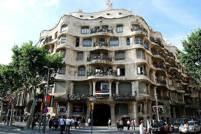 Barcelona Private Walking Tour With Skip the Line La Pedrera and Casa Batllo - Pickup and End Point Details